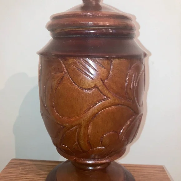 Wood carved jar with lid - Picture 3 of 7